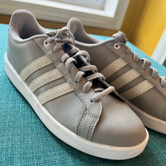 Adidas Cloudfoam Gray/white Shoes- excellent condition Size 9.5 - Picture 1 of 7